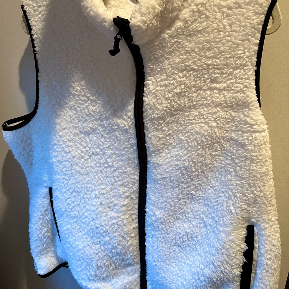 BNWT Time and tru white Sherpa vest size 1X with black details